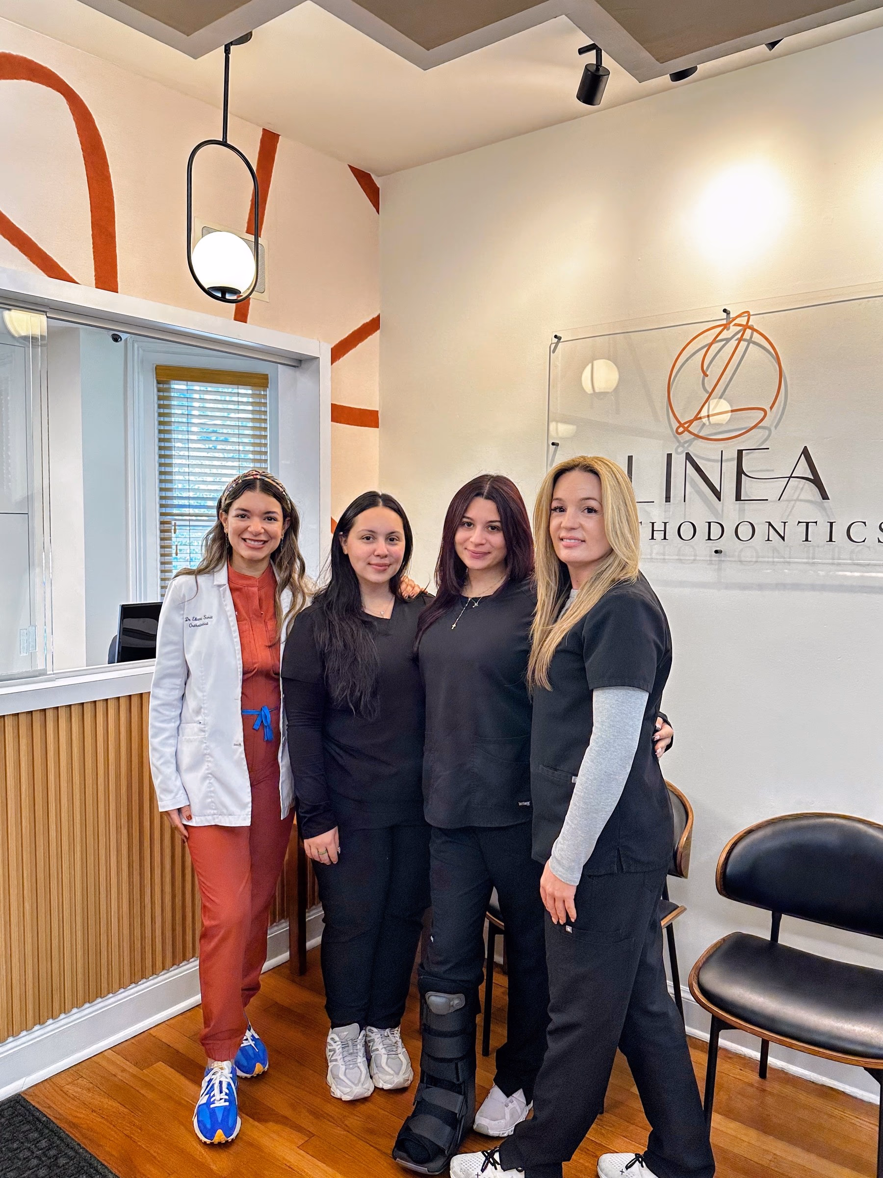 Dr. Eliana Sarit and the Linea team in the reception area